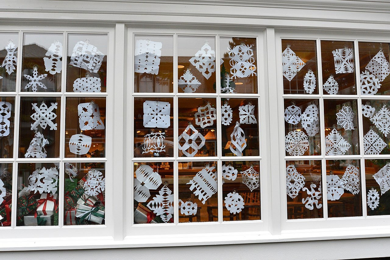Sur cette photo de jour, des flocons de neige en papier faits à la main bordent trois fenêtres du Coffee Shop.