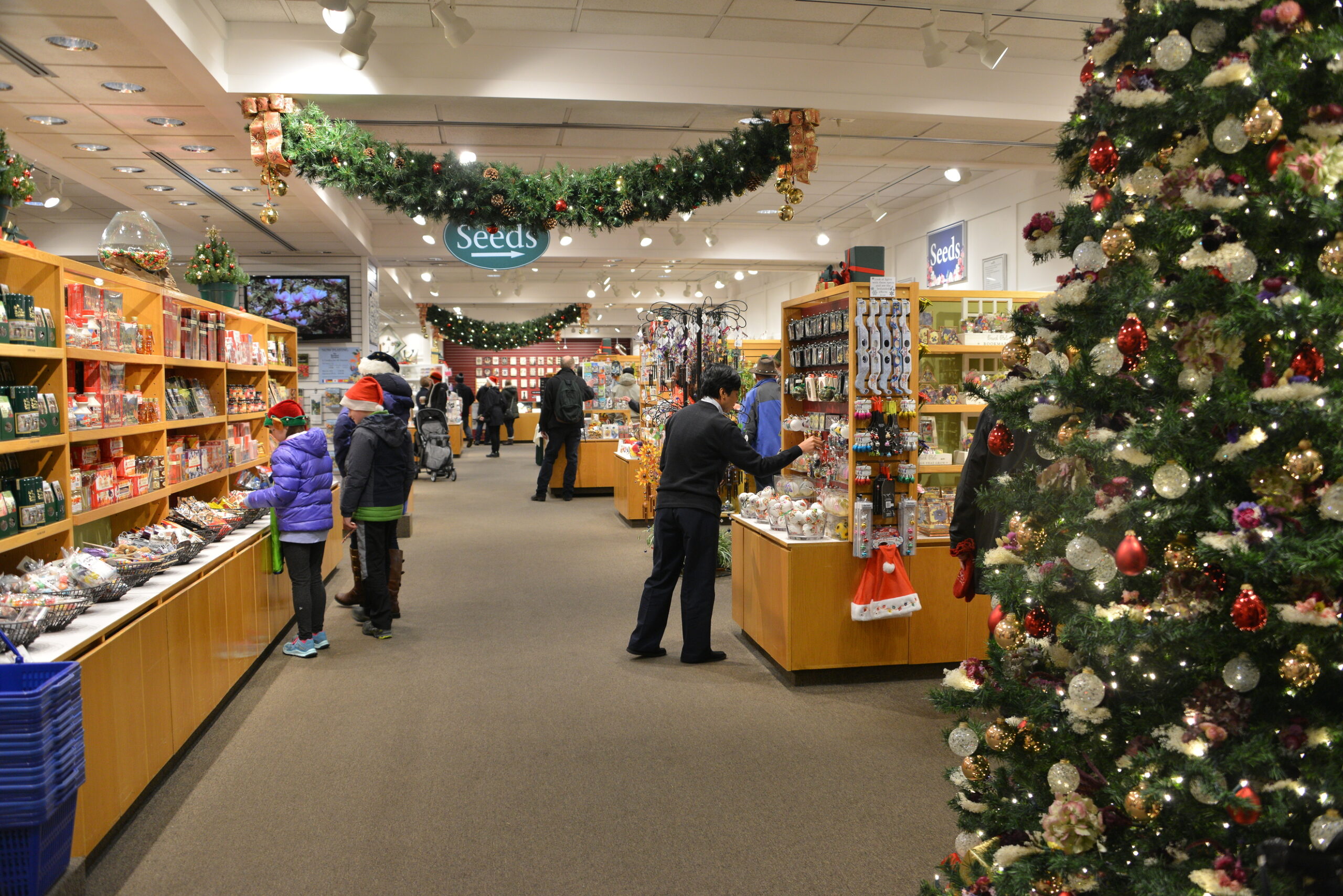 À l'intérieur de la boutique Seed & Gift Store, des clients se promènent dans le magasin décoré pour la saison de Noël.