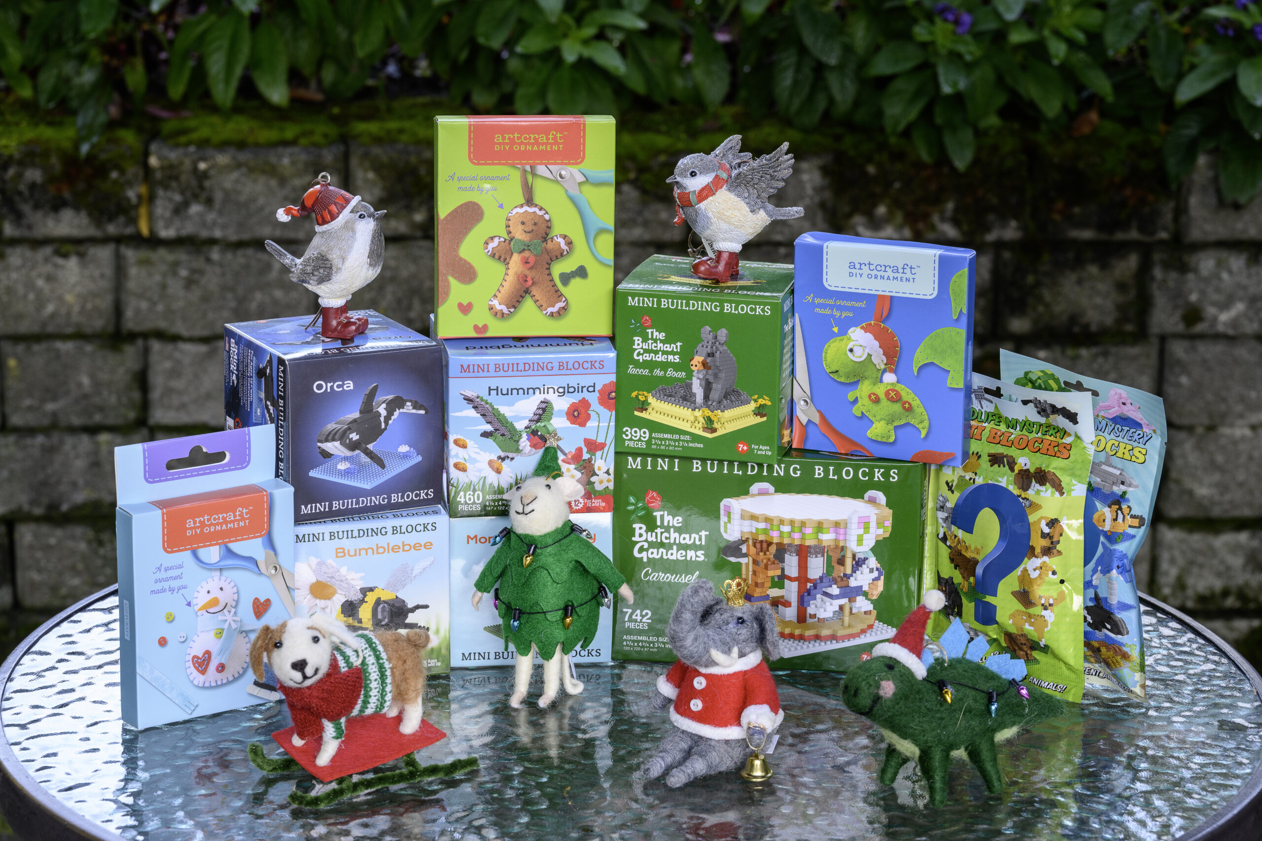 Vous pouvez acheter des kits de décoration, des mini-blocs de construction et des décorations de Noël dans le magasin de graines et de cadeaux.